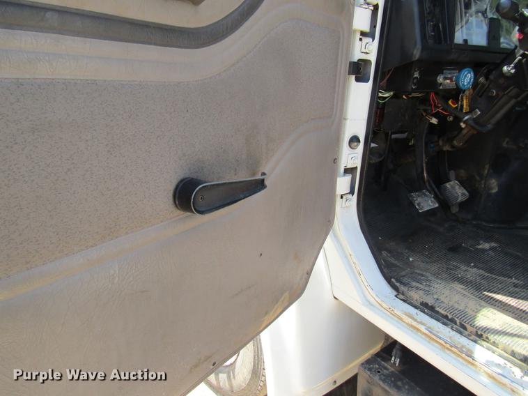 image for item DE5186 1998 International 4700 rollback truck