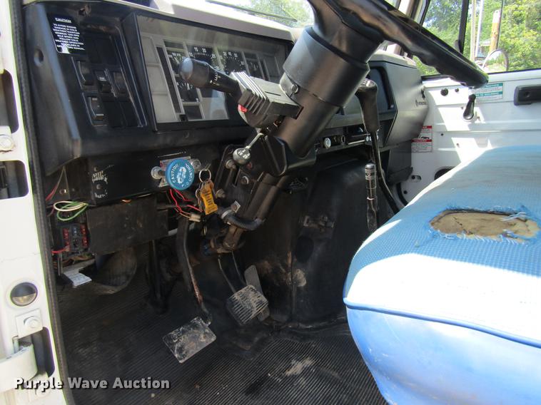 image for item DE5186 1998 International 4700 rollback truck