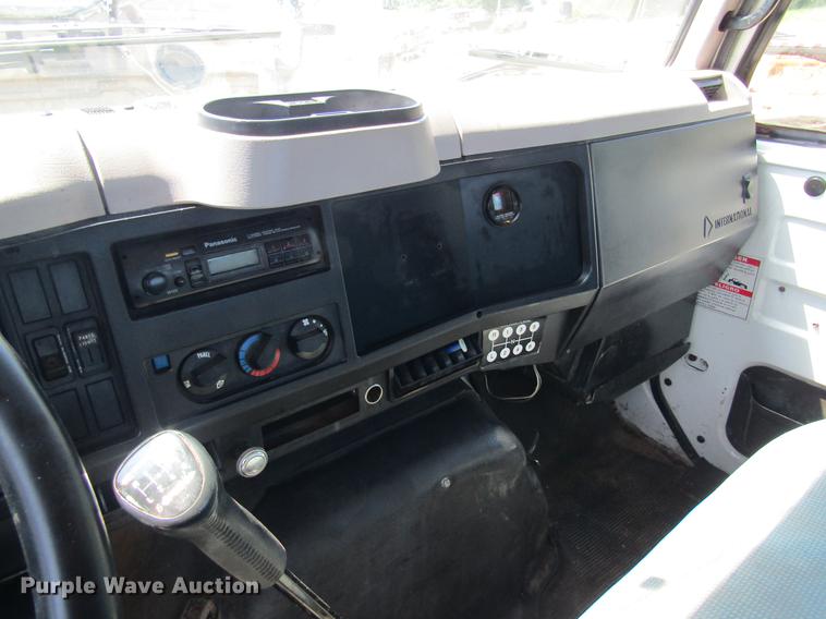 image for item DE5186 1998 International 4700 rollback truck