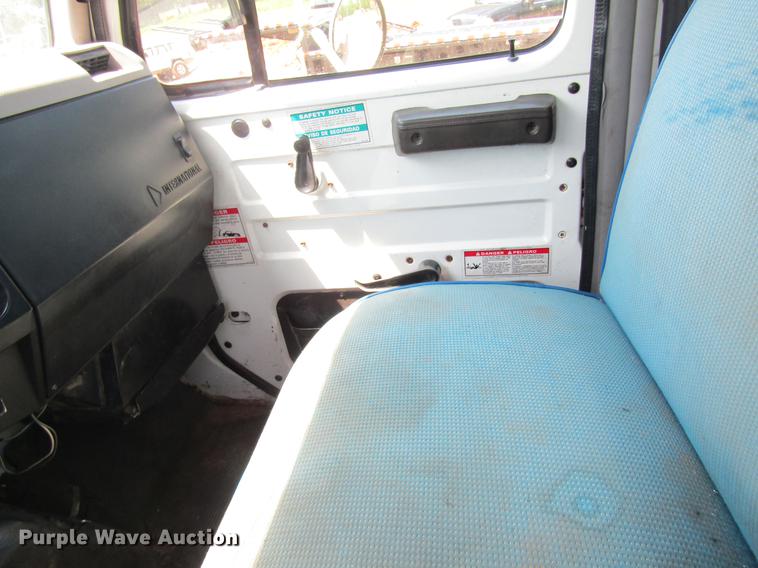 image for item DE5186 1998 International 4700 rollback truck
