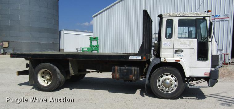 image for item DE5192 1989 Volvo FE613 flatbed truck