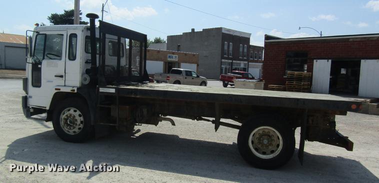 image for item DE5192 1989 Volvo FE613 flatbed truck