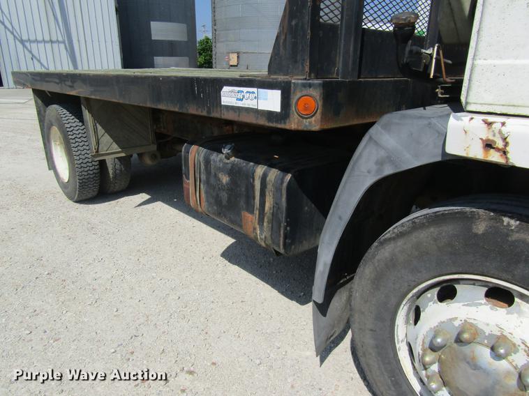 image for item DE5192 1989 Volvo FE613 flatbed truck