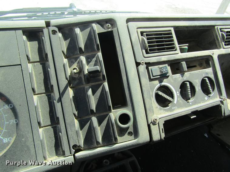 image for item DE5192 1989 Volvo FE613 flatbed truck