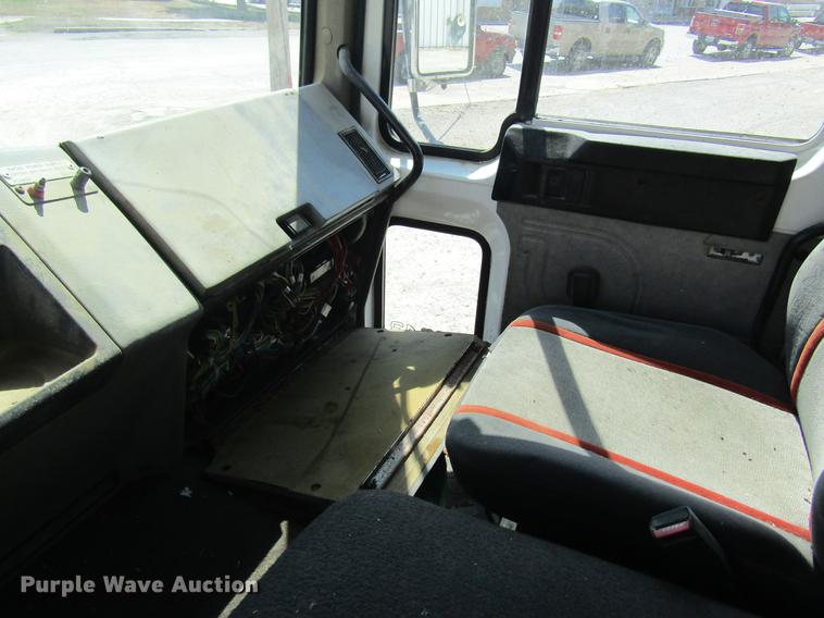 image for item DE5192 1989 Volvo FE613 flatbed truck