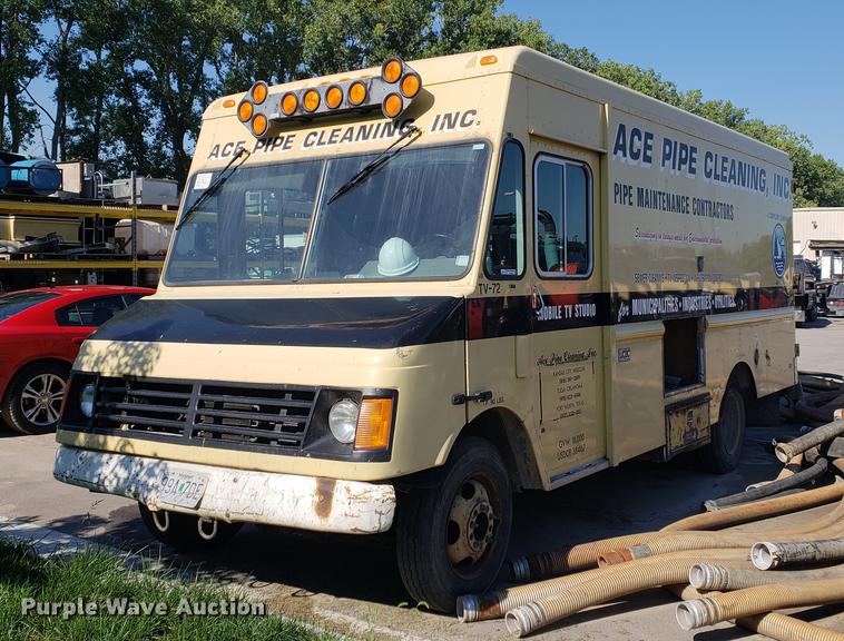 image for item EF9838 1999 Workhorse P30 delivery truck