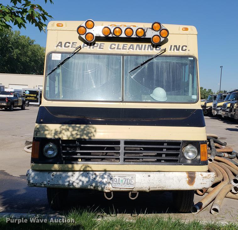 image for item EF9838 1999 Workhorse P30 delivery truck