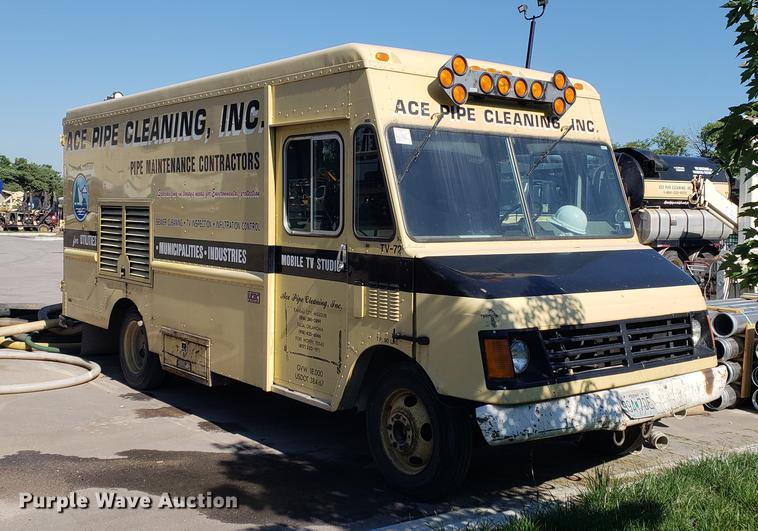 image for item EF9838 1999 Workhorse P30 delivery truck