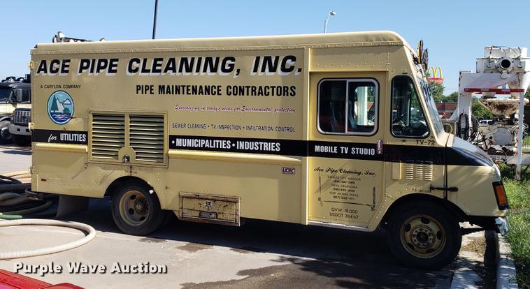 image for item EF9838 1999 Workhorse P30 delivery truck