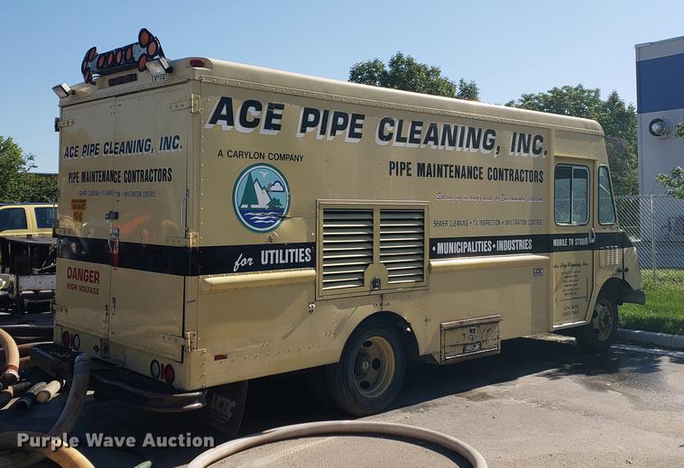 image for item EF9838 1999 Workhorse P30 delivery truck