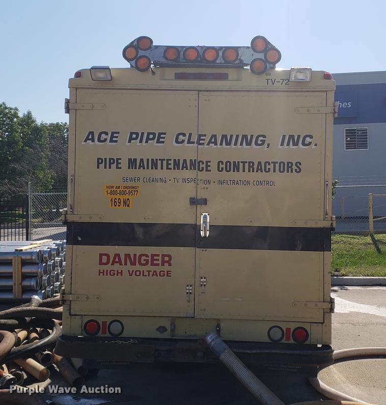 image for item EF9838 1999 Workhorse P30 delivery truck