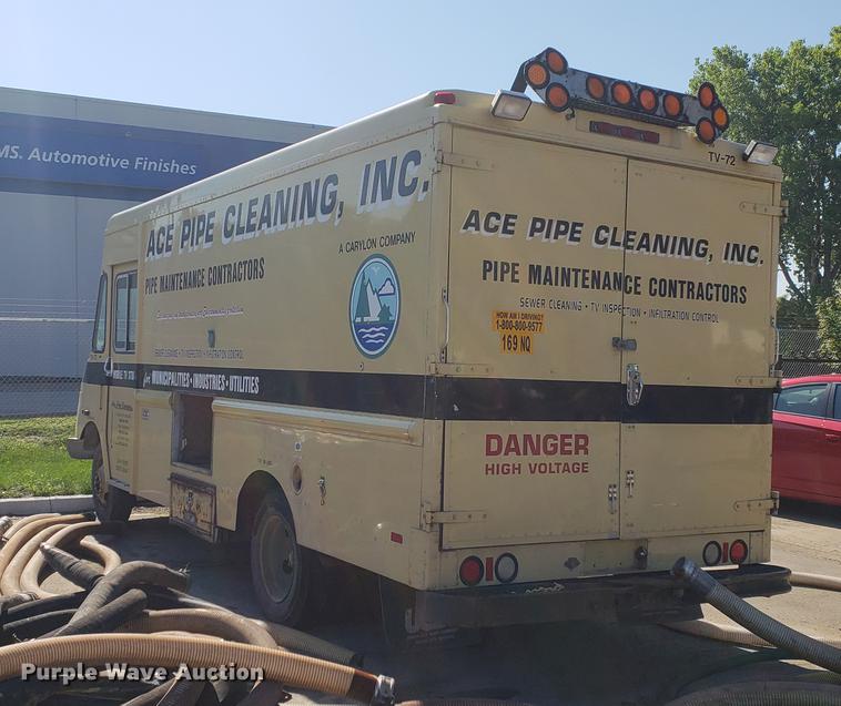 image for item EF9838 1999 Workhorse P30 delivery truck