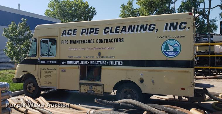 image for item EF9838 1999 Workhorse P30 delivery truck