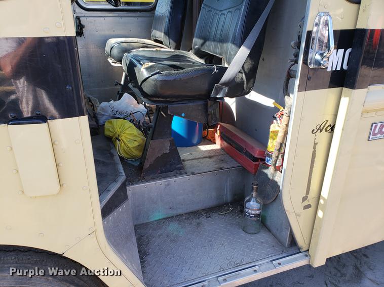 image for item EF9838 1999 Workhorse P30 delivery truck