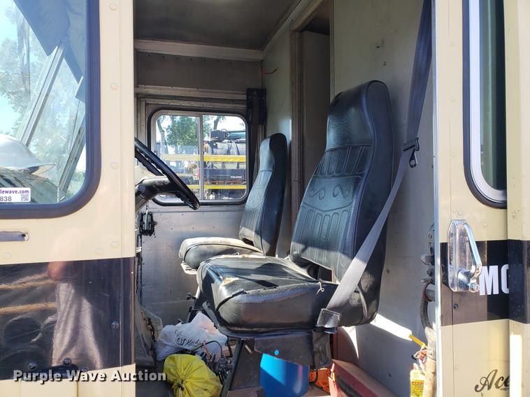 image for item EF9838 1999 Workhorse P30 delivery truck