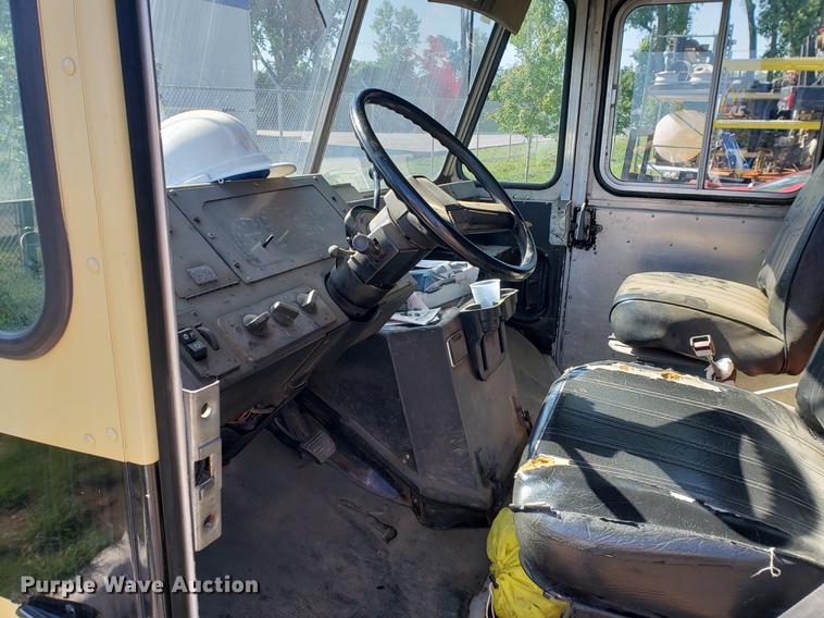 image for item EF9838 1999 Workhorse P30 delivery truck