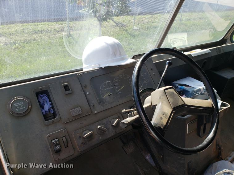 image for item EF9838 1999 Workhorse P30 delivery truck