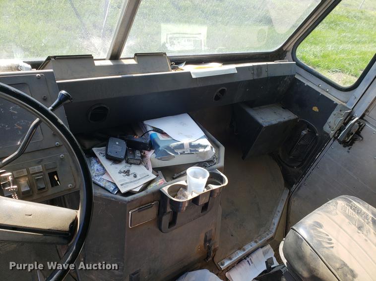 image for item EF9838 1999 Workhorse P30 delivery truck