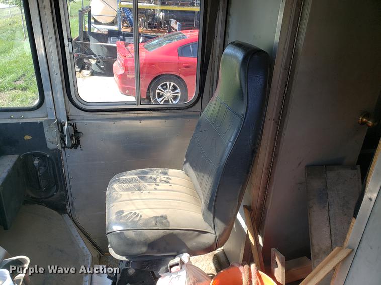 image for item EF9838 1999 Workhorse P30 delivery truck