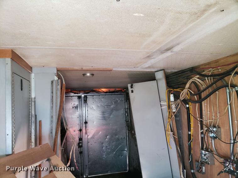 image for item EF9838 1999 Workhorse P30 delivery truck