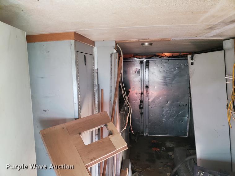 image for item EF9838 1999 Workhorse P30 delivery truck