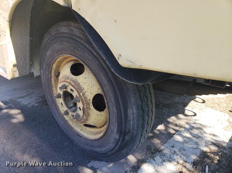 image for item EF9838 1999 Workhorse P30 delivery truck