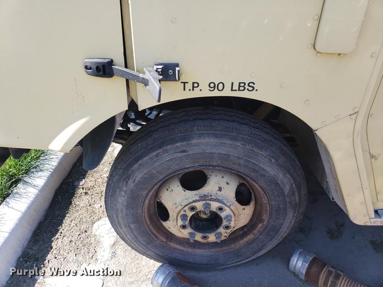 image for item EF9838 1999 Workhorse P30 delivery truck