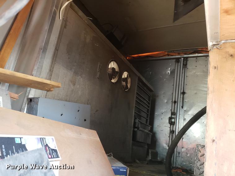 image for item EF9838 1999 Workhorse P30 delivery truck