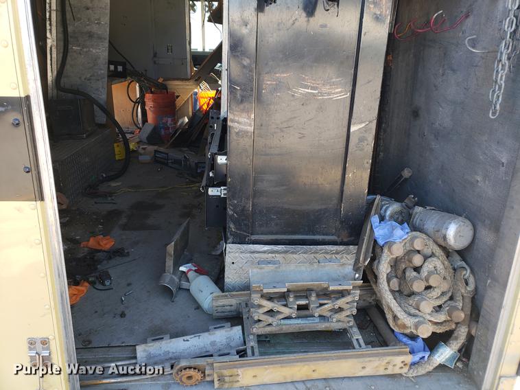 image for item EF9838 1999 Workhorse P30 delivery truck