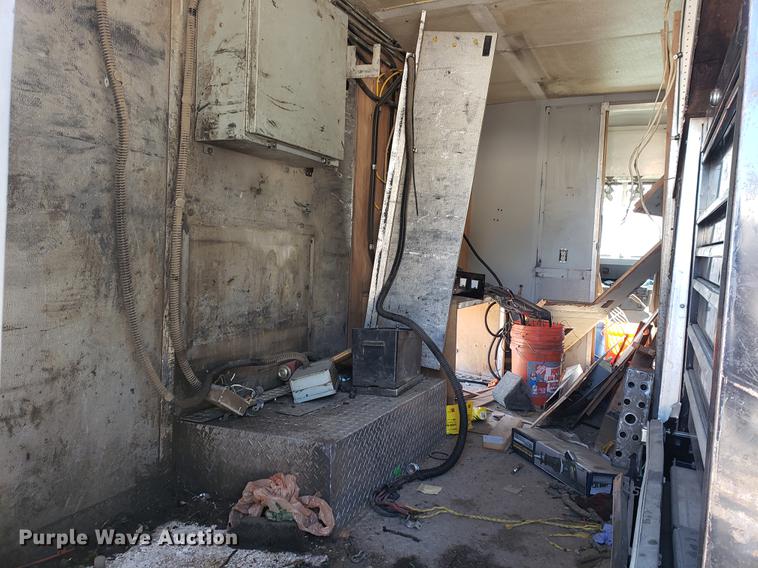 image for item EF9838 1999 Workhorse P30 delivery truck