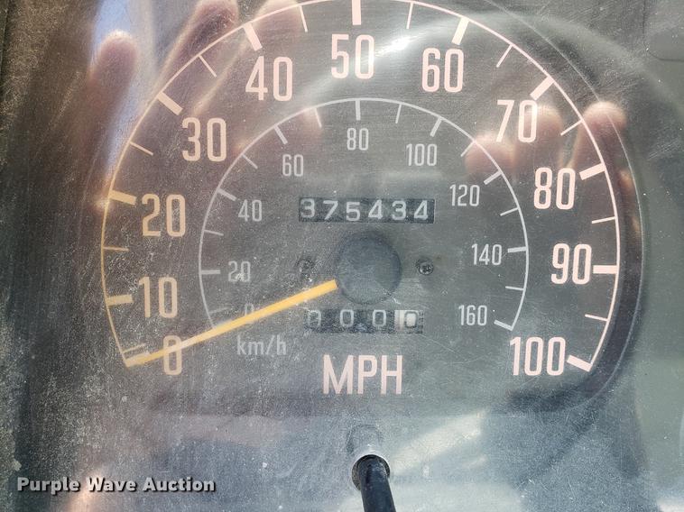 image for item EF9847 1996 Isuzu NPR flatbed truck