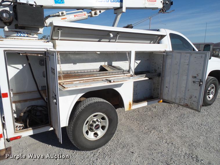 image for item EI9646 2009 GMC Sierra 3500 utility bed pickup truck with crane