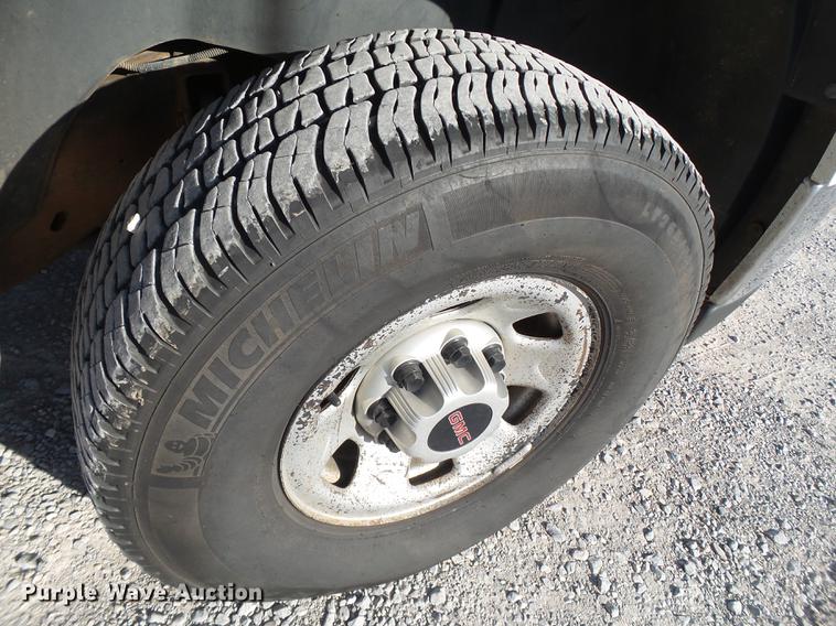 image for item EI9646 2009 GMC Sierra 3500 utility bed pickup truck with crane