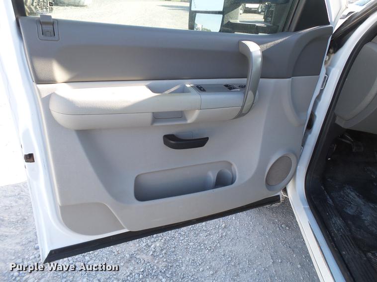 image for item EI9646 2009 GMC Sierra 3500 utility bed pickup truck with crane