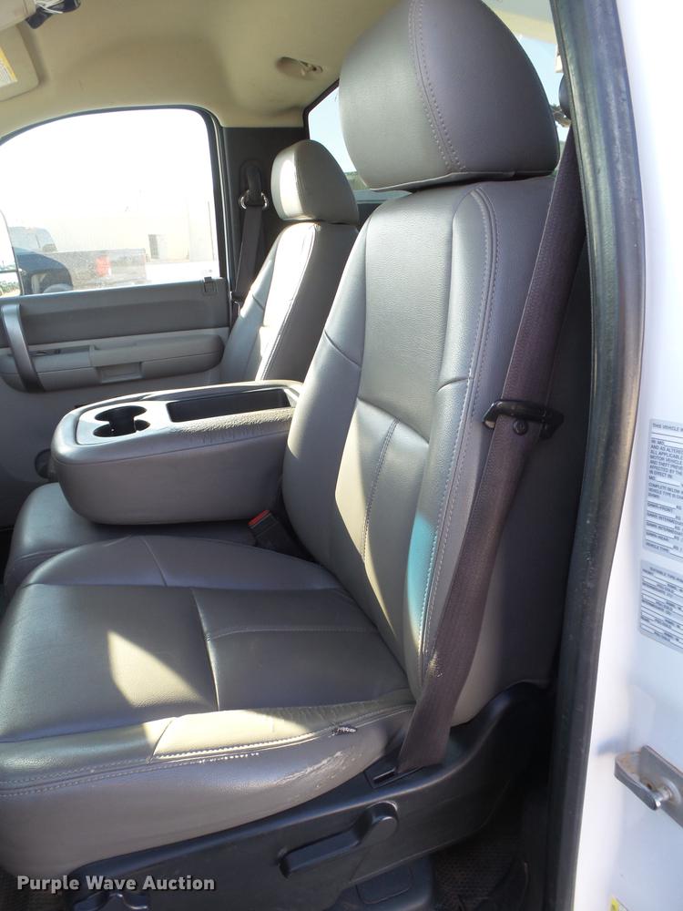 image for item EI9646 2009 GMC Sierra 3500 utility bed pickup truck with crane