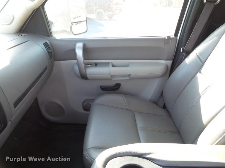 image for item EI9646 2009 GMC Sierra 3500 utility bed pickup truck with crane