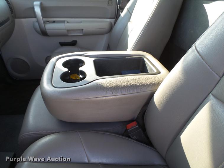 image for item EI9646 2009 GMC Sierra 3500 utility bed pickup truck with crane