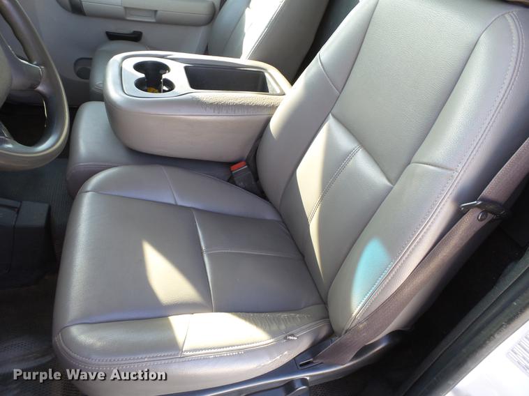 image for item EI9646 2009 GMC Sierra 3500 utility bed pickup truck with crane