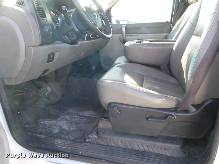 image for item EI9646 2009 GMC Sierra 3500 utility bed pickup truck with crane