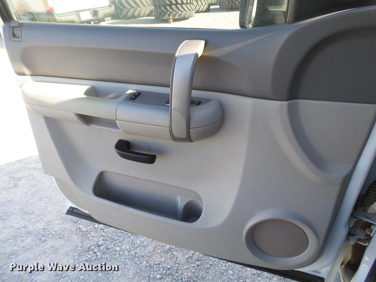 image for item EI9646 2009 GMC Sierra 3500 utility bed pickup truck with crane