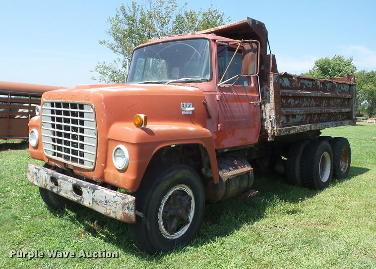 image for item EI9888 1972 Ford 800 dump truck