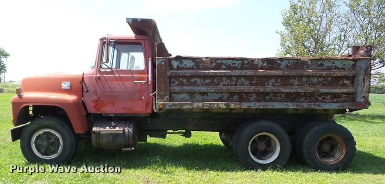 image for item EI9888 1972 Ford 800 dump truck