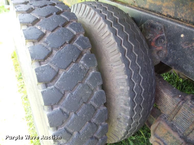 image for item EI9888 1972 Ford 800 dump truck