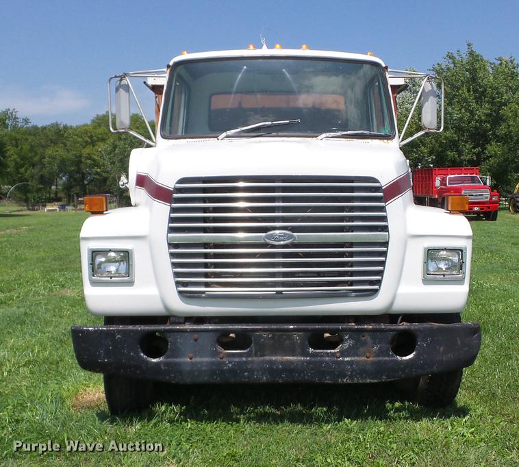 image for item EI9889 1979 Ford 800 grain truck