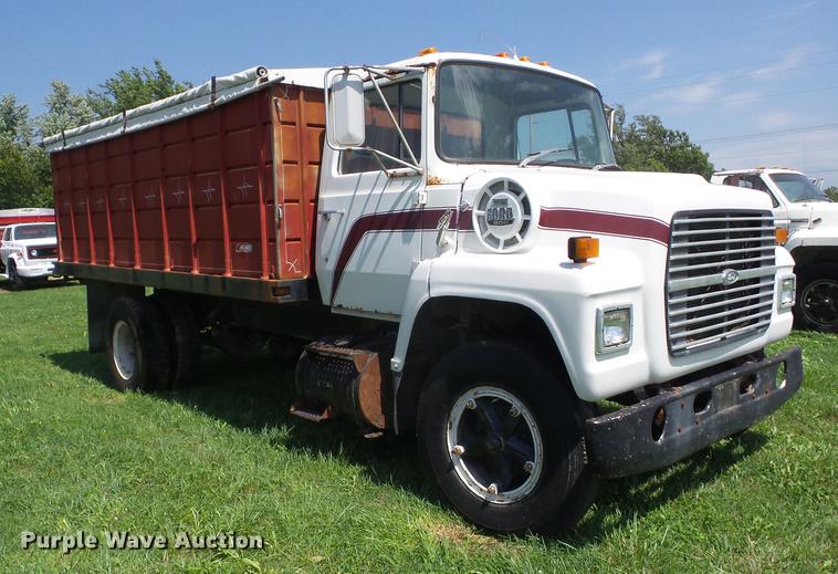 image for item EI9889 1979 Ford 800 grain truck