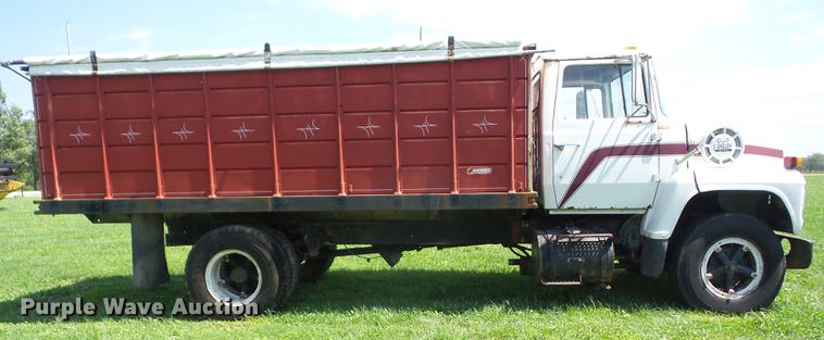 image for item EI9889 1979 Ford 800 grain truck