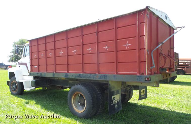 image for item EI9889 1979 Ford 800 grain truck