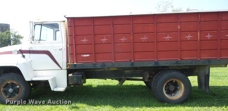 image for item EI9889 1979 Ford 800 grain truck