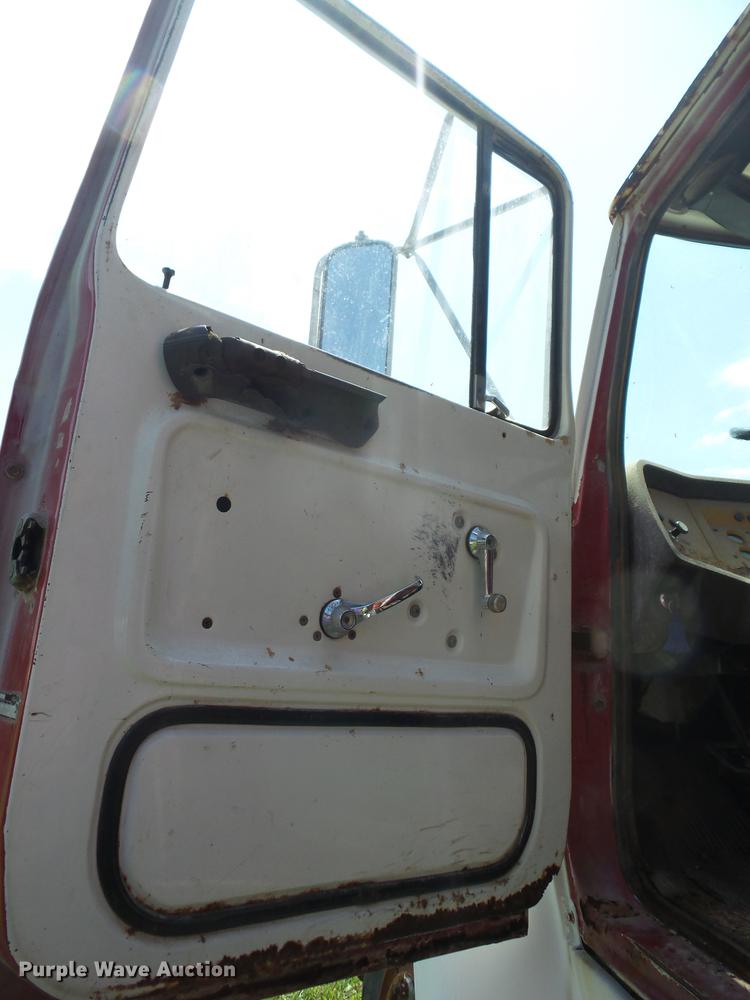 image for item EI9889 1979 Ford 800 grain truck
