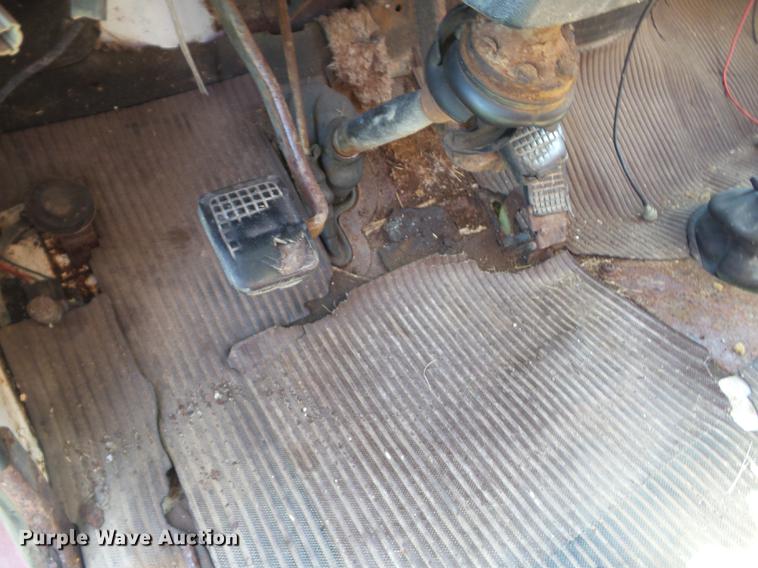 image for item EI9889 1979 Ford 800 grain truck